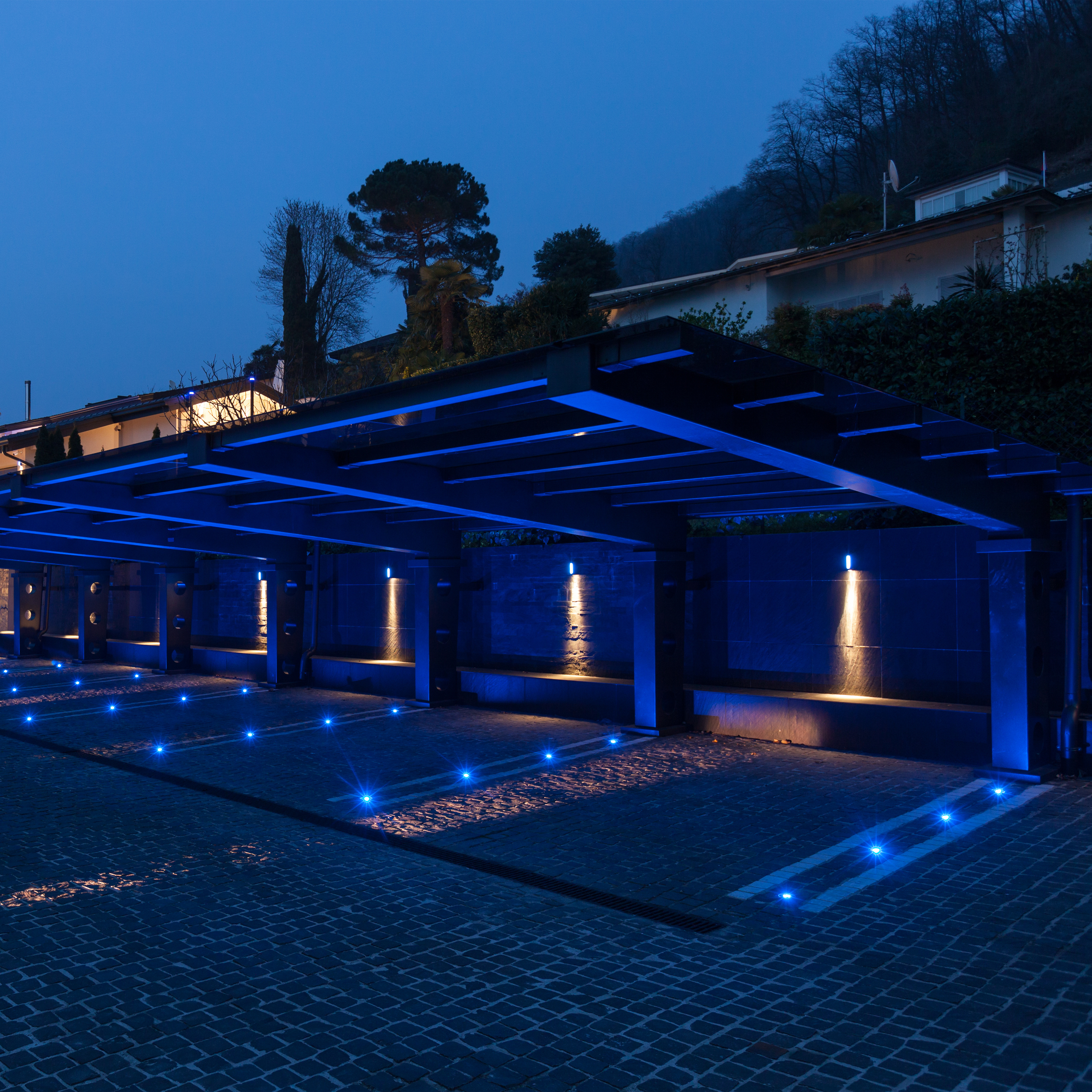 日本で珍しい照明器具の上に車が乗りあげても壊れないLED地中埋込照明