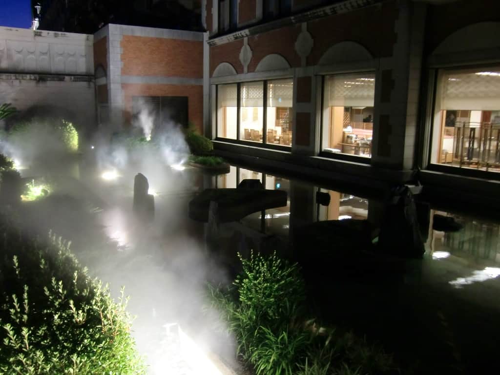 ホテル　庭　池　置き型　LED水中照明